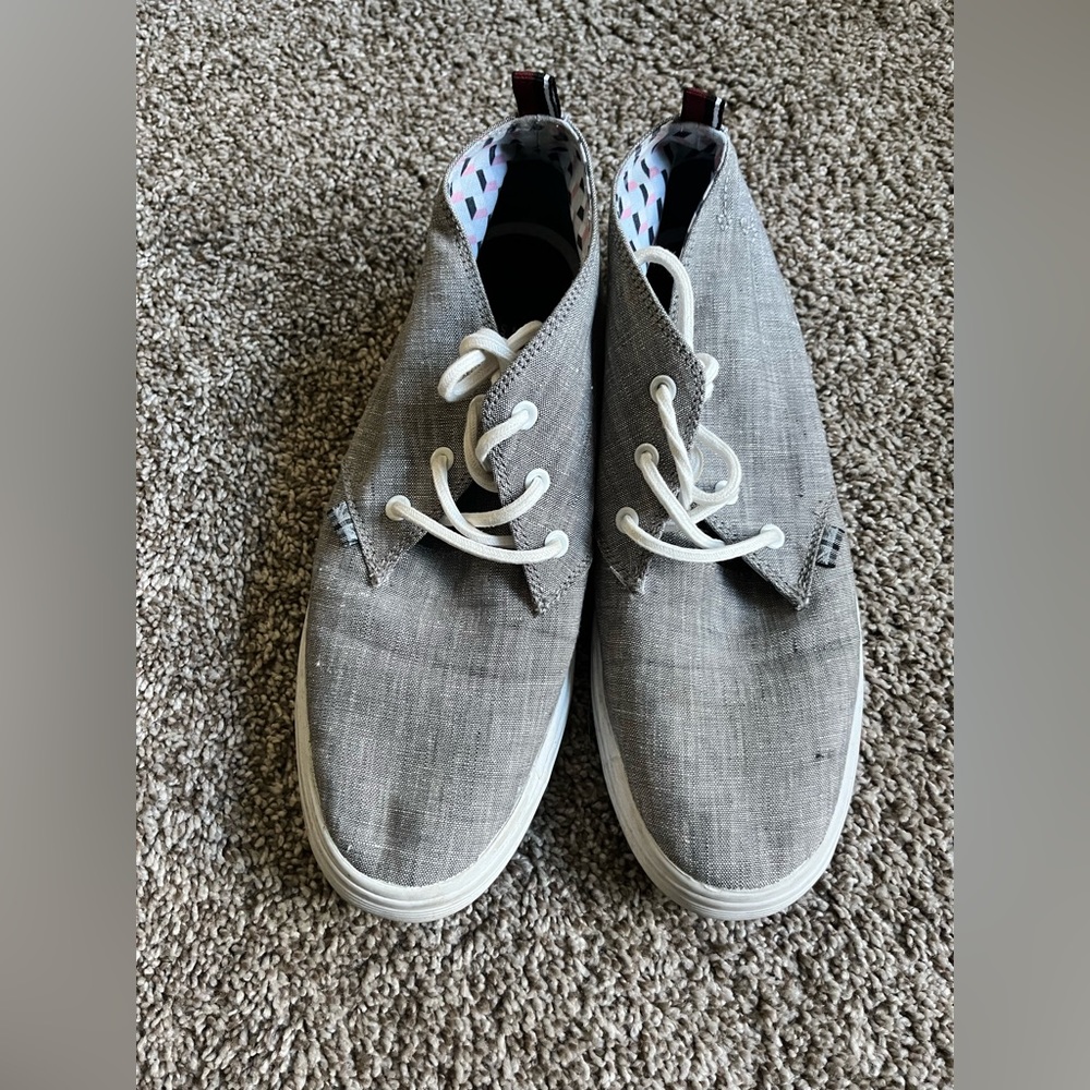 Men’s size 10 casual shoes.